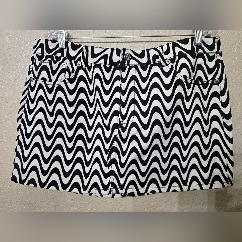 H&M Black and White Wave Mini Skirt